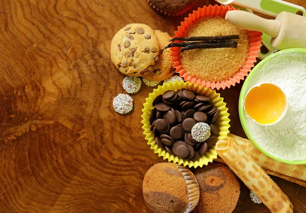 Ingredientes para hornear postres galletas, magdalenas, gofres en una mesa de madera — Foto de Stock