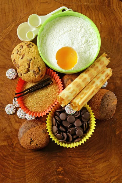 Συστατικά για το ψήσιμο τα cookies επιδόρπια, muffins, βάφλες σε έναν ξύλινο πίνακα — Φωτογραφία Αρχείου