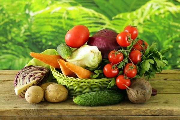 Légumes divers (carottes, pommes de terre, chou, tomates) dans le panier — Photo