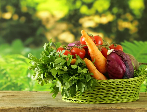 Varias verduras (zanahorias, patatas, col, tomates) en la cesta — Foto de Stock