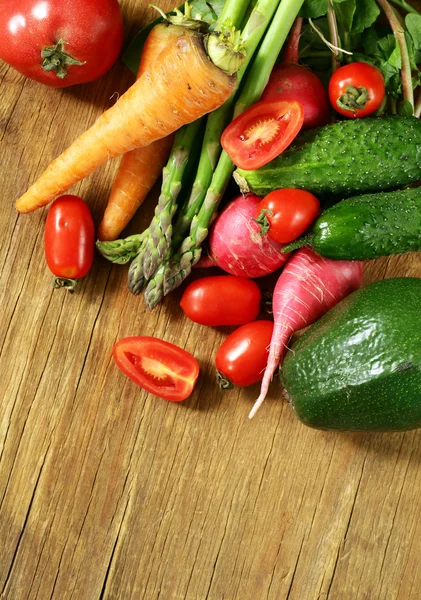 Verse organische veer groenten (tomaat, asperges, wortelen, komkommer, radijs) — Stockfoto