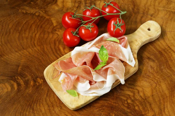 Parma jambonu (jamon) kokulu otlar geleneksel İtalyan etli meze ile — Stok fotoğraf