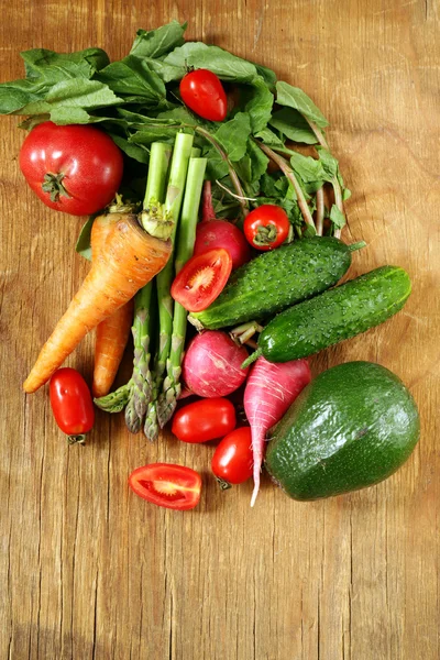 Frisches biologisches Frühlingsgemüse (Tomaten, Spargel, Karotten, Gurken, Rettich)) — Stockfoto