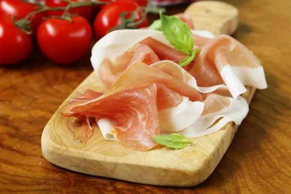 Presunto Parma (jamon) com ervas aromáticas tradicional italiano aperitivo de carne — Fotografia de Stock