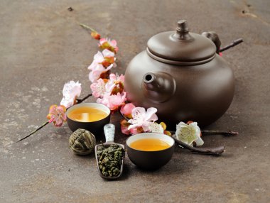 çay seti (çaydanlık, bardak ve farklı yeşil çay)