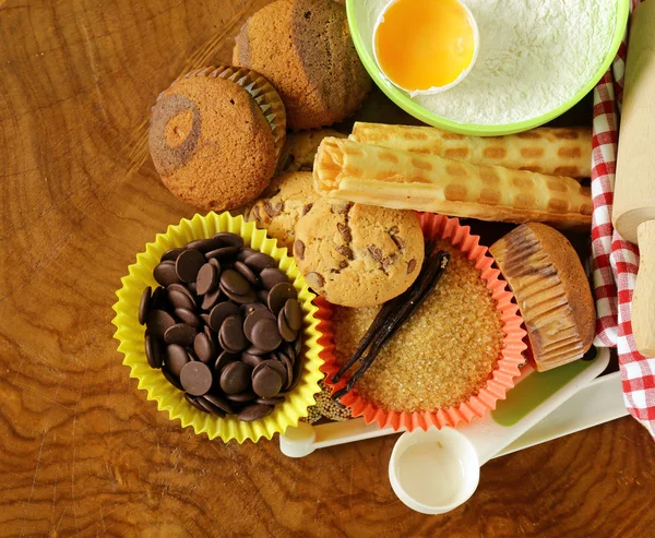 Zutaten zum Backen und Nachtisch Plätzchen, Muffins, Waffeln auf einem Holztisch — Stockfoto