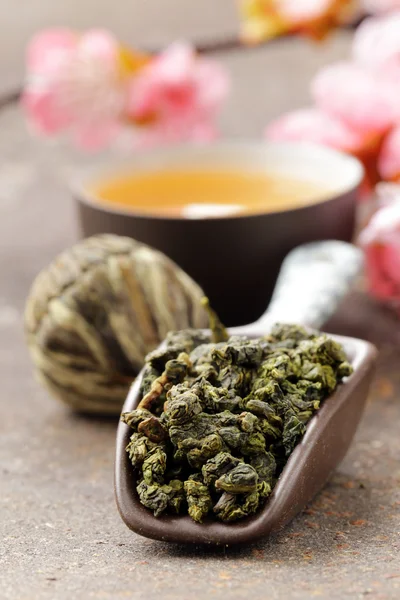 Tea set (teapot, cups and different green tea) — Stock Photo, Image