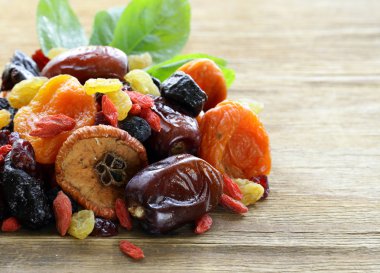 Karışık kuru meyve (kuru üzüm, kayısı, incir, Kuru erik, goji, kızılcık)