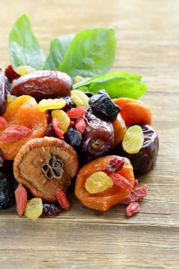 Karışık kuru meyve (kuru üzüm, kayısı, incir, Kuru erik, goji, kızılcık)