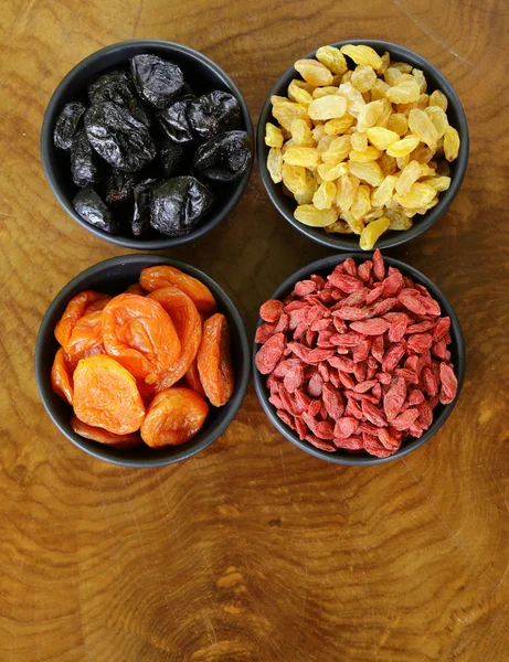 Frutos secos variados (passas, damascos, figos, ameixas secas, goji, cranberries ) — Fotografia de Stock