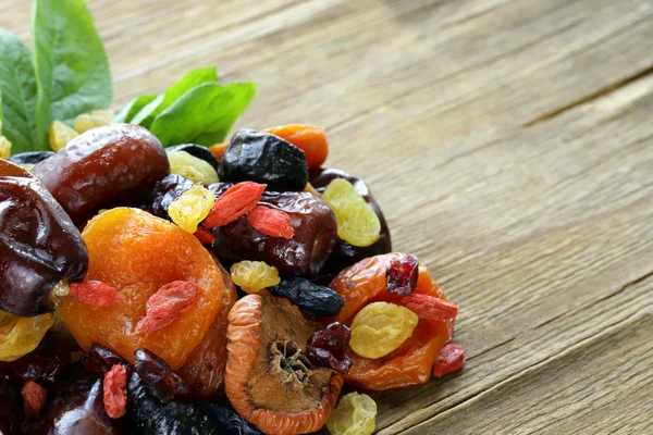 Rozmanité sušeného ovoce (rozinky, meruňky, fíky, švestky, goji, brusinky) — Stock fotografie