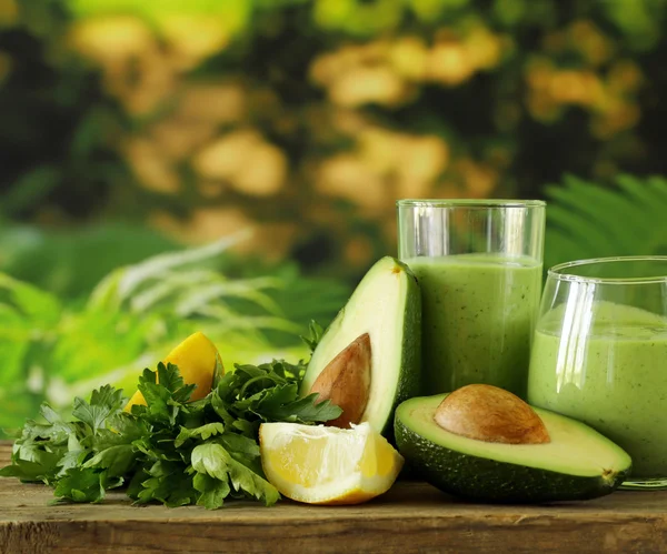 Natuurlijke drankje smoothie met avocado, kruiden en yoghurt — Stockfoto