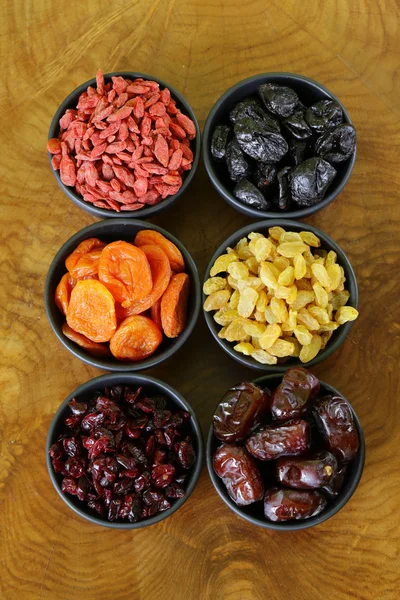 Rozmanité sušeného ovoce (rozinky, meruňky, fíky, švestky, goji, brusinky) — Stock fotografie