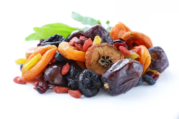 Verschiedene Trockenfrüchte (Rosinen, Aprikosen, Feigen, Pflaumen, Goji, Preiselbeeren) — Stockfoto