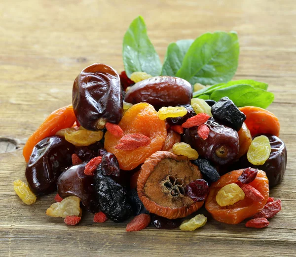 Frutos secos variados (passas, damascos, figos, ameixas secas, goji, cranberries ) — Fotografia de Stock
