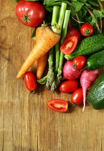 Verduras de primavera orgânicas frescas (tomate, espargos, cenouras, pepino, rabanete ) — Fotografia de Stock