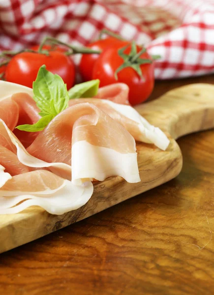 Parmaskinka (jamon) med doftande örter traditionella italienska kött förrätt — Stockfoto