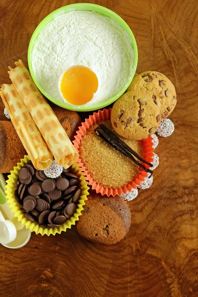 Zutaten zum Backen und Nachtisch Plätzchen, Muffins, Waffeln auf einem Holztisch — Stockfoto