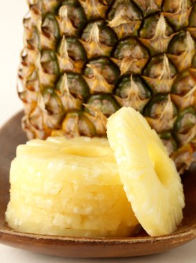 şekerli tatlı Konserve ananas ahşap bir tabağa dilimlenmiş
