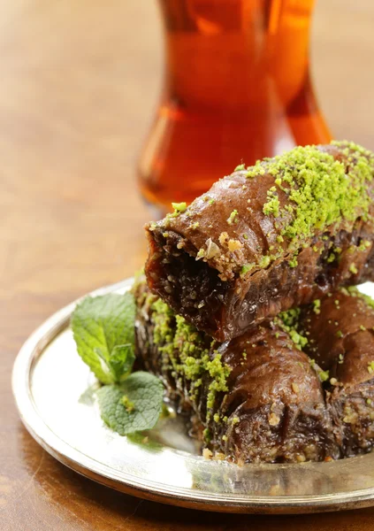 Türkisches arabisches Dessert - Baklava mit Honig und Walnüssen, Pistazien — Stockfoto