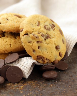 Masanın üzerine çikolata parçaları ile tatlı lezzetli tatlılar