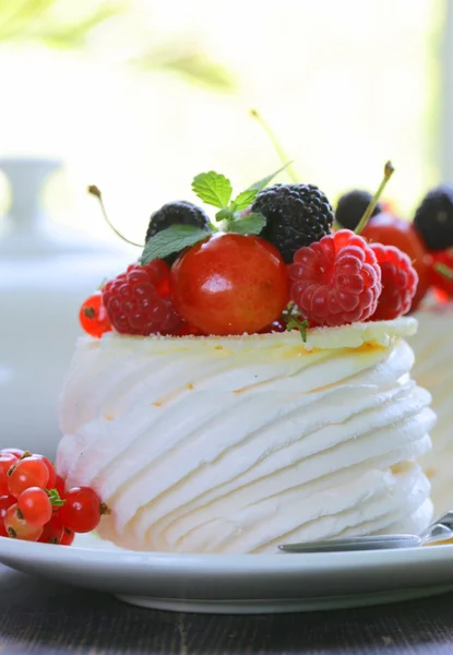 Meringue dessert pavlova cake met bessen en boter room — Stockfoto