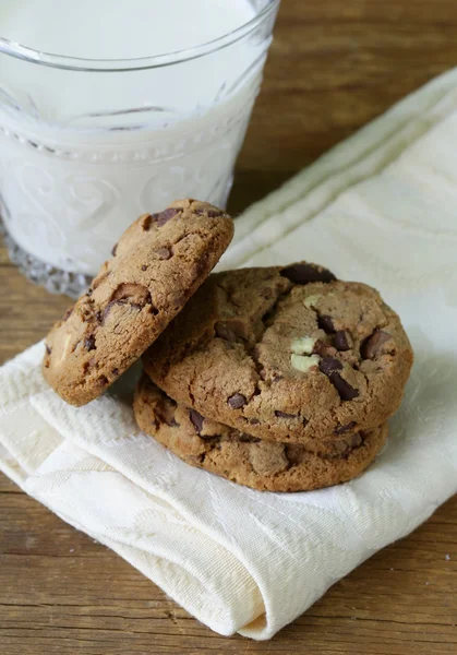 Dolci biscotti gustosi con gocce di cioccolato sul tavolo — Foto Stock