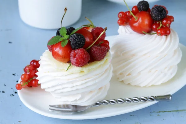 Bolo de sobremesa de merengue pavlova com bagas e creme de manteiga — Fotografia de Stock