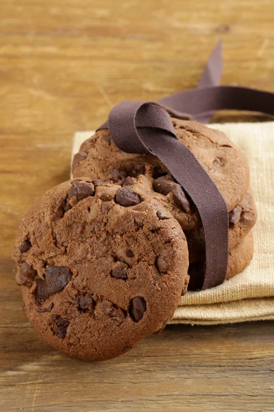 Biscuits sucrés savoureux avec des pépites de chocolat sur la table — Photo