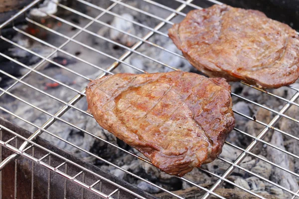 Cuisson sur le barbecue grill beefsteak et brochettes — Photo