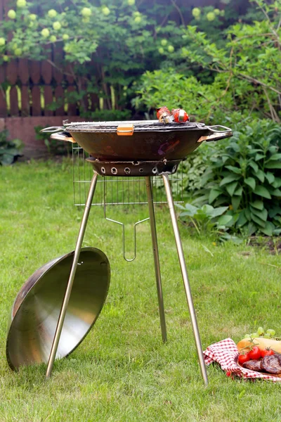 Barbecue en métal rond appareil de barbecue pique-nique en plein air — Photo