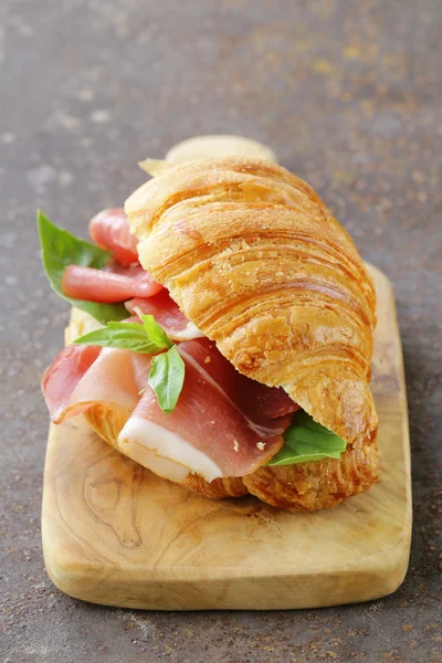 Gourmet-Sandwich-Croissant mit Schinken und Basilikum — Stockfoto