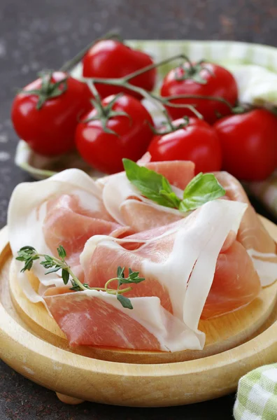 Tradiční italské maso předkrm parmská šunka (jamon) — Stock fotografie