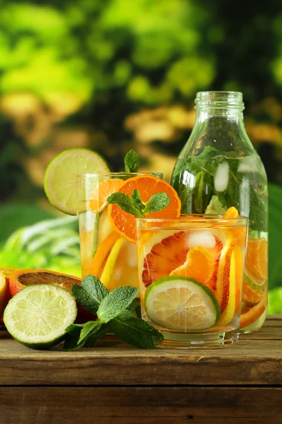 Sommaren citrus lemonad med apelsin, lime och citron — Stockfoto