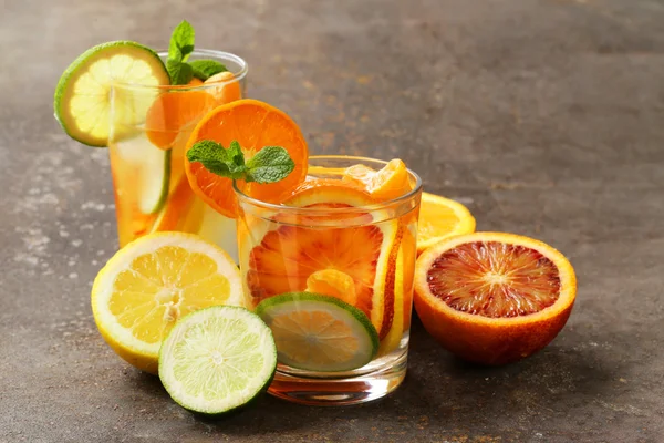 Sommer-Zitruslimonade mit Orange, Limette und Zitrone — Stockfoto