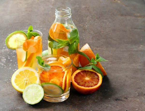 Limonada cítrica de verano con naranja, lima y limón — Foto de Stock