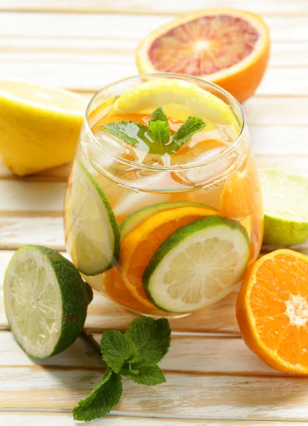 夏橙、 酸橙和柠檬柑橘柠檬水 — 图库照片