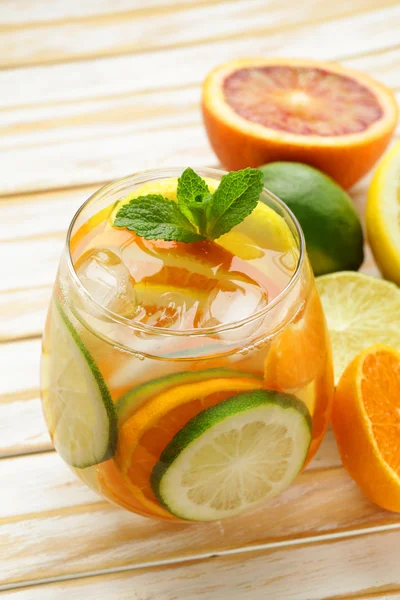 Limonada cítrica de verano con naranja, lima y limón —  Fotos de Stock