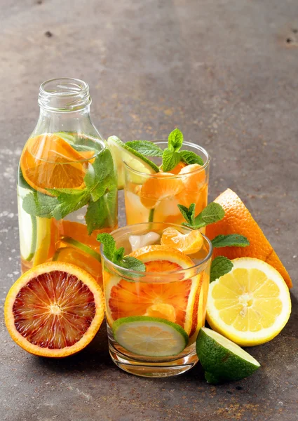 Limonada cítrica de verano con naranja, lima y limón —  Fotos de Stock