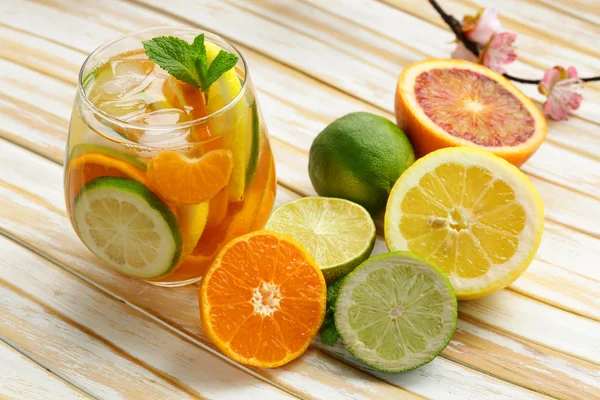 Limonada cítrica de verano con naranja, lima y limón —  Fotos de Stock