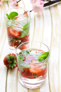 Nane ve buz ile yaz çilekli limonata