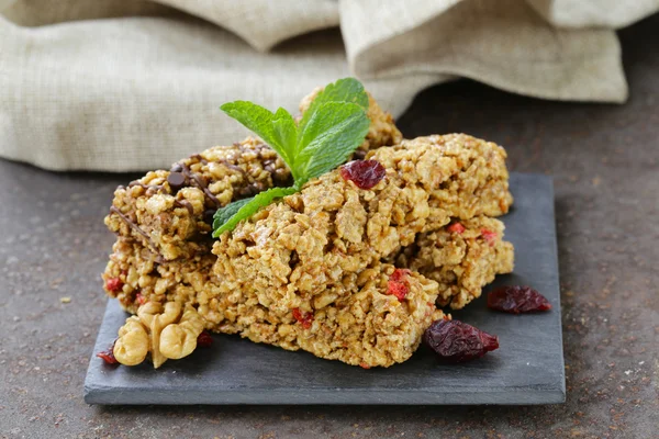 Hausgemachte Müsliriegel mit Preiselbeeren, Nüssen und Schokolade — Stockfoto