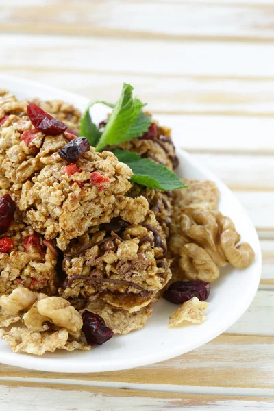 Barras de muesli caseras con arándanos, nueces y chocolate —  Fotos de Stock