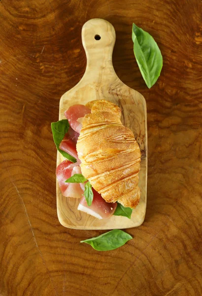 Gourmet smörgås croissant med skinka och basilika — Stockfoto