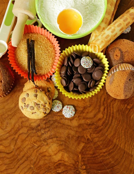 Pişirme ve tatlılar kurabiye, kek için malzemeler ahşap bir masa üzerinde gözleme — Stok fotoğraf