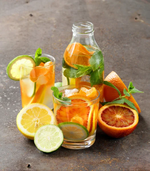 Limonada cítrica de verano con naranja, lima y limón —  Fotos de Stock