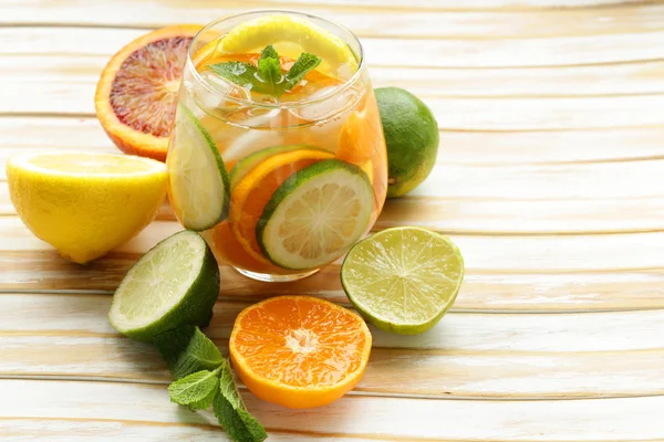 Limonada cítrica de verano con naranja, lima y limón — Foto de Stock