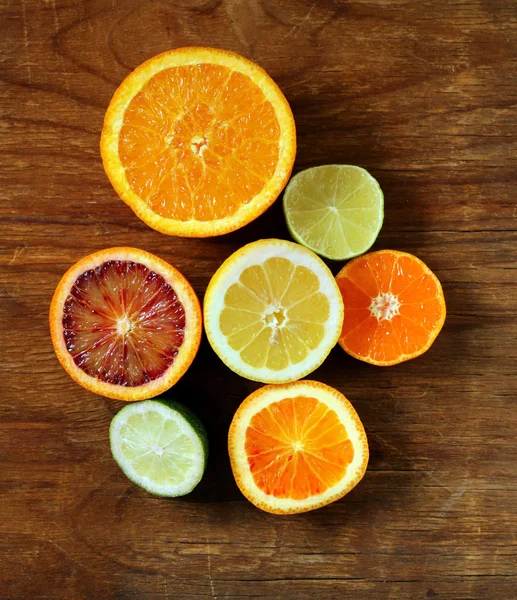 Assorted citrus - lemon, manadarin, orange and lime — Stock Photo, Image