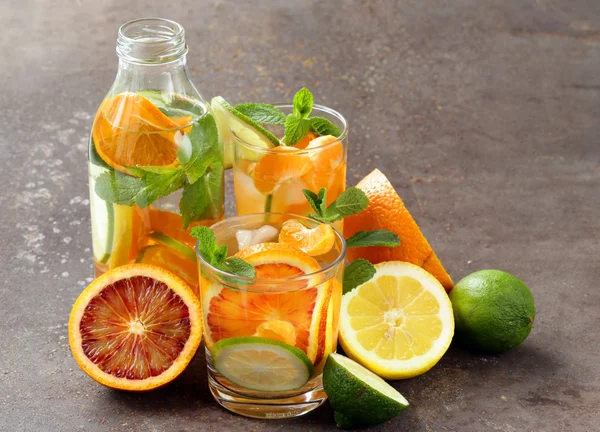 Sommaren citrus lemonad med apelsin, lime och citron — Stockfoto