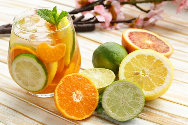 Limonada cítrica de verano con naranja, lima y limón —  Fotos de Stock